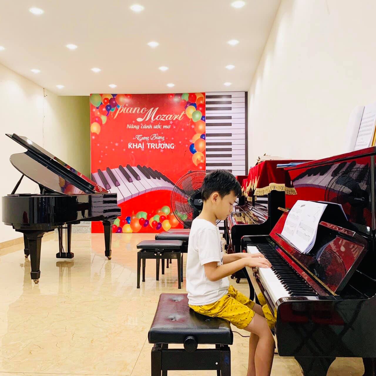Người học đàn nên mua đàn piano cơ hay piano điện?