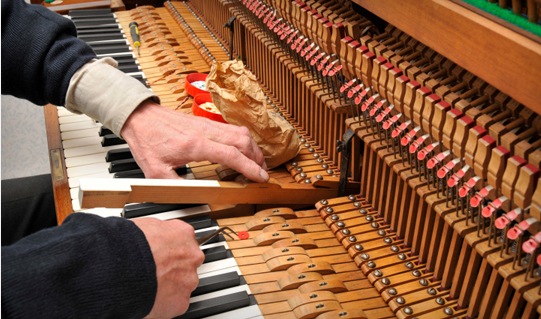 Đàn Piano bị dính phím, nguyên nhân và cách khắc phục