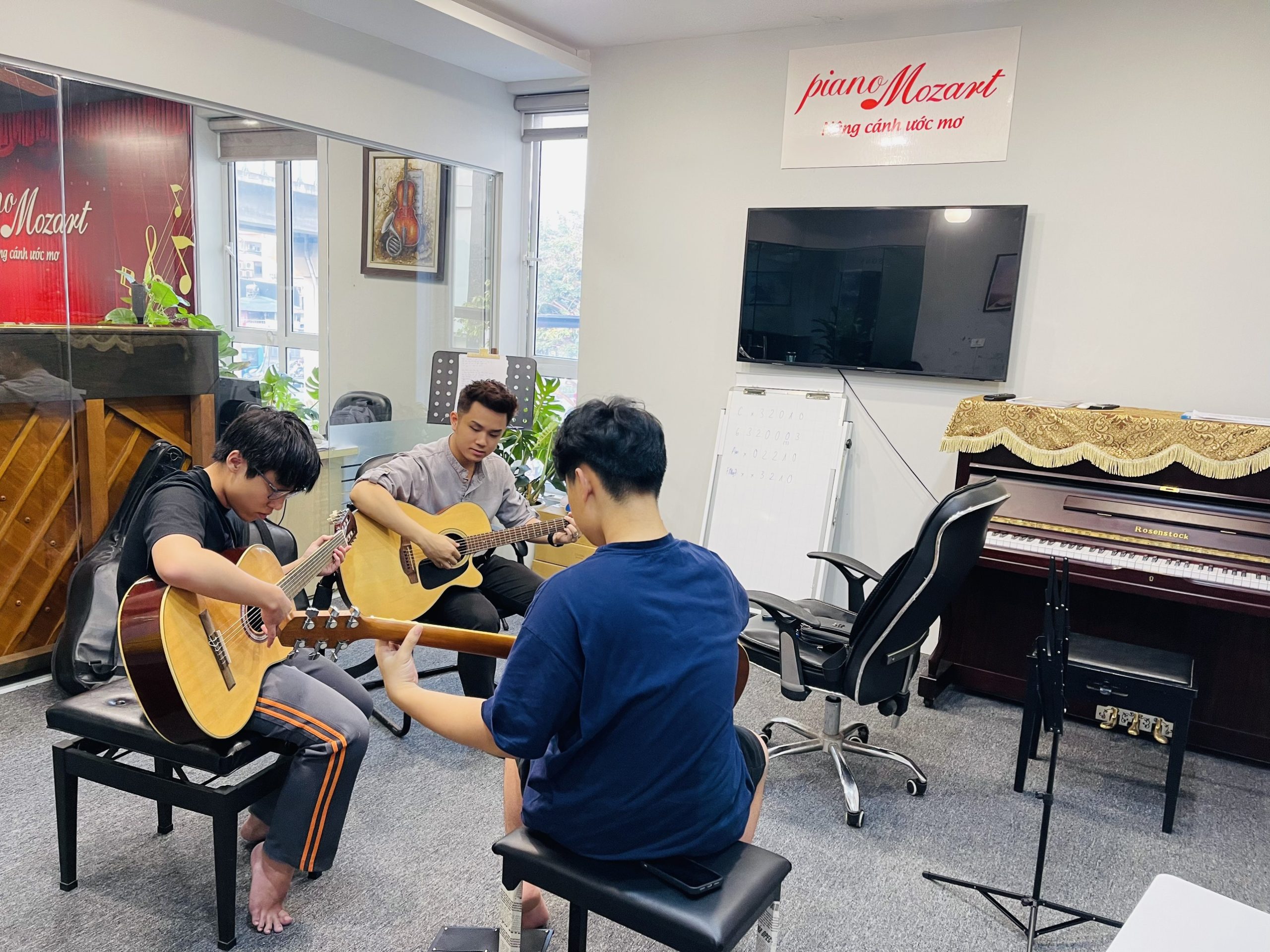 Tại sao nên học guitar ở Piano Mozart???