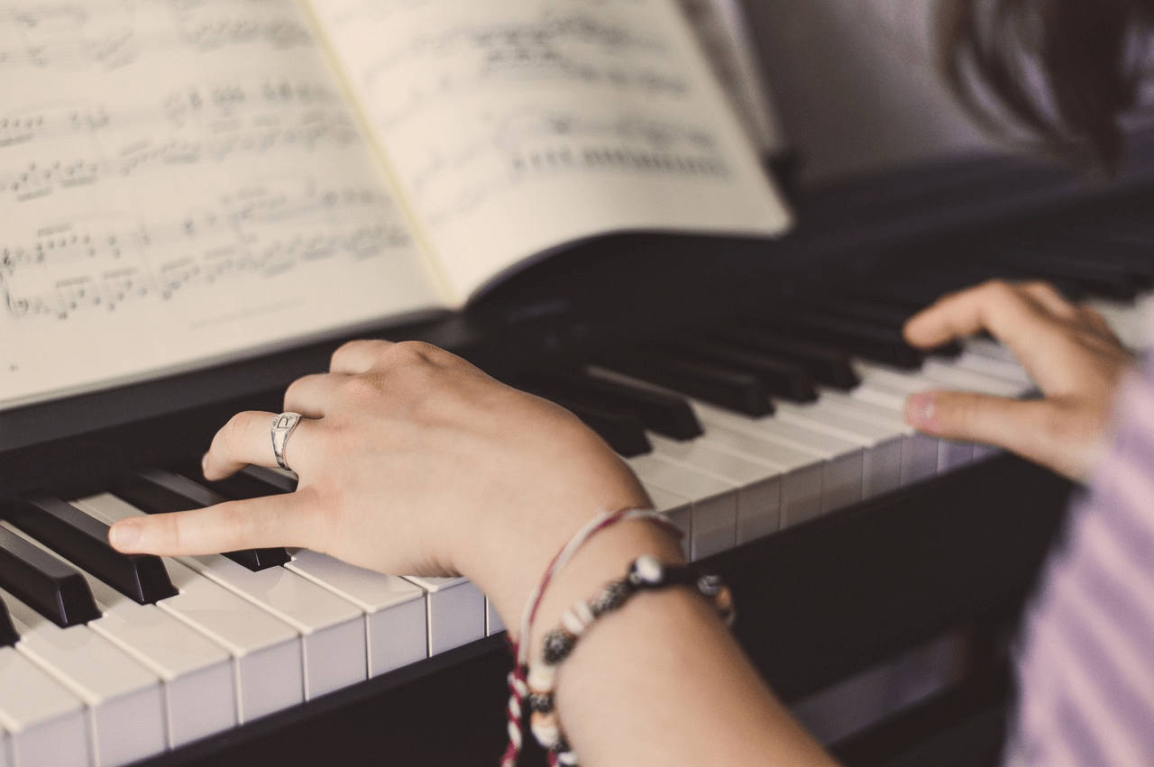Cách Đặt Tay Chuẩn Cho Người Mới Bắt Đầu Học Piano